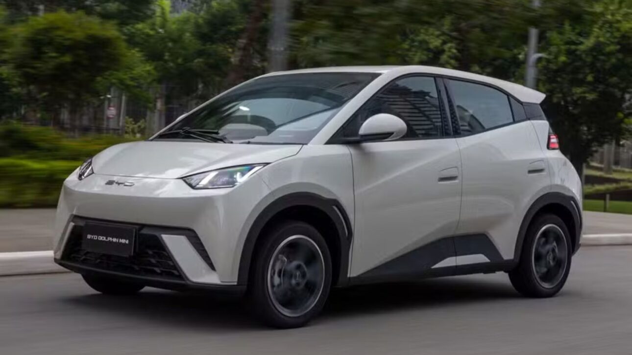 BYD lança o Dolphin Mini GL, novo carro elétrico mais barato do Brasil, produzido em Camaçari e voltado para taxistas e PCD.