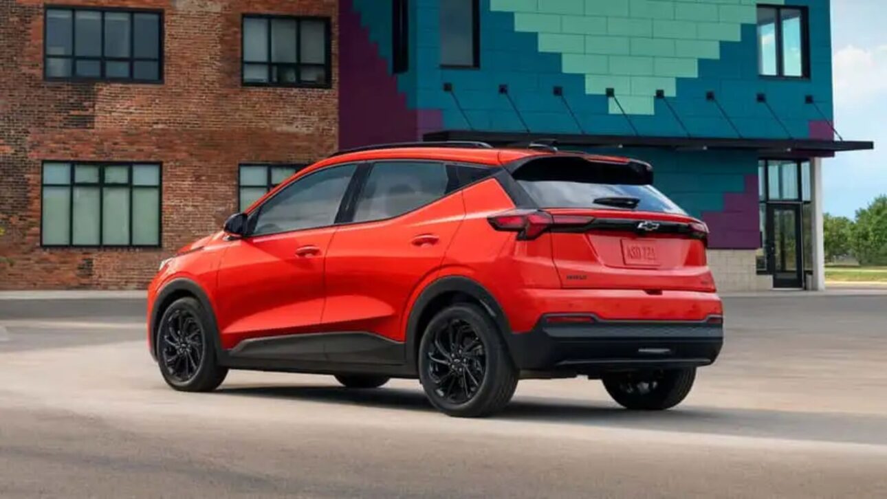 Novo Chevrolet Bolt 2027 chega com 410 km de autonomia, recarga rápida de 150 kW, porta NACS padrão Tesla e direção Super Cruise.