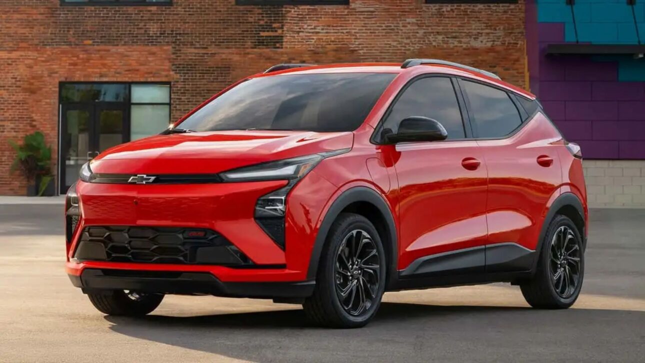 Novo Chevrolet Bolt 2027 chega com 410 km de autonomia, recarga rápida de 150 kW, porta NACS padrão Tesla e direção Super Cruise.