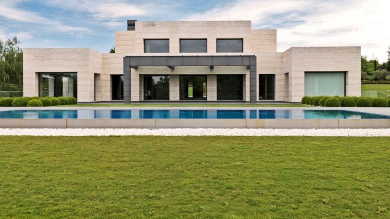 Casa de Kaká em La Finca, comprada por €7,2 mi e depois alugada a Bale por €12 mil, tem piscina interna e garagem para seis carros.
