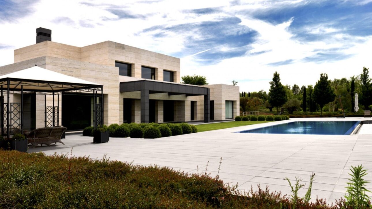 Casa de Kaká em La Finca, comprada por €7,2 mi e depois alugada a Bale por €12 mil, tem piscina interna e garagem para seis carros.