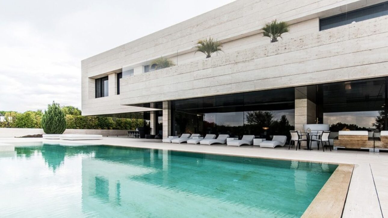 Casa de Kaká em La Finca, comprada por €7,2 mi e depois alugada a Bale por €12 mil, tem piscina interna e garagem para seis carros.