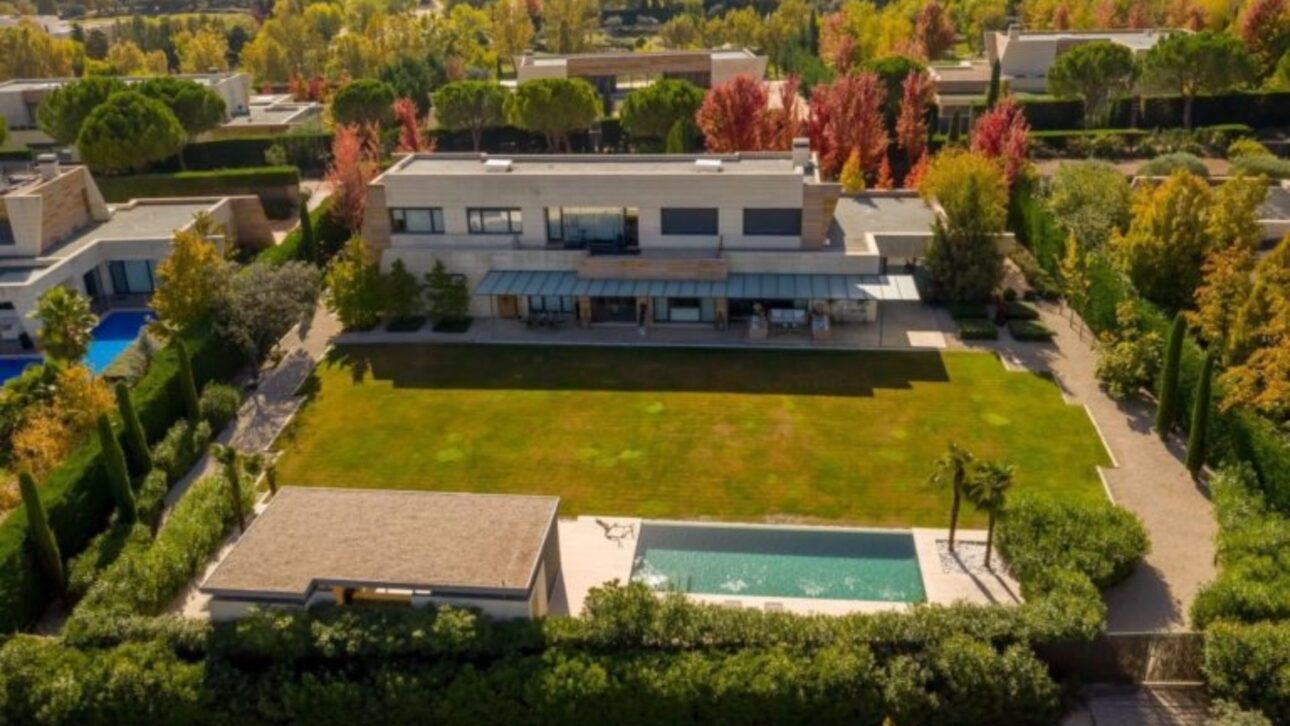 Casa de Kaká em La Finca, comprada por €7,2 mi e depois alugada a Bale por €12 mil, tem piscina interna e garagem para seis carros.