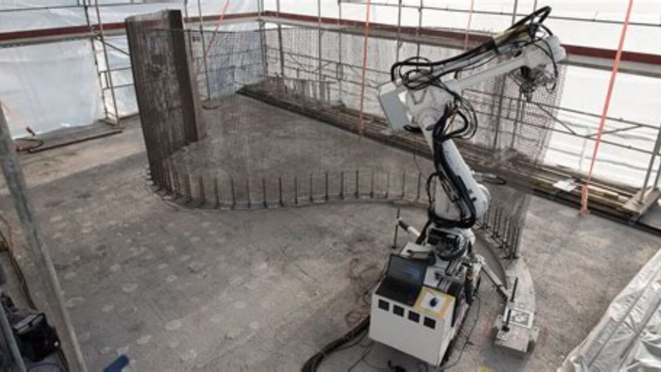 Imagem de robô industrial montando malha metálica para impressão 3D (Imagem: house robot in Switzerland)
