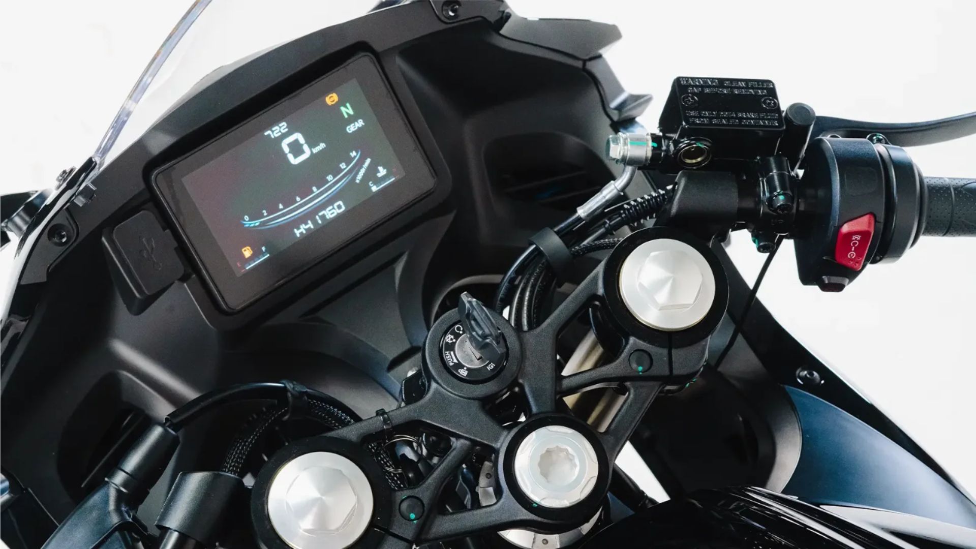 Nova Shineray SBM 250s 2026 chega ao Brasil com 27,5 cv, painel digital, suspensão invertida e design esportivo inspirado na QJ SRK 300R.
