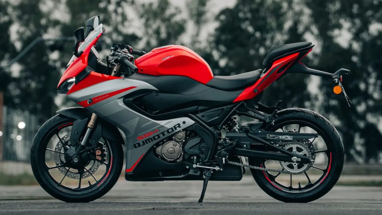 Nova Shineray SBM 250s 2026 chega ao Brasil com 27,5 cv, painel digital, suspensão invertida e design esportivo inspirado na QJ SRK 300R.