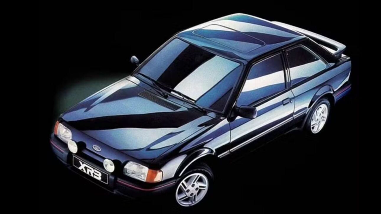Ford Escort dos anos 1980 com teto solar e design europeu marcou a era dos hatches esportivos no Brasil. (Imagem: reprodução)