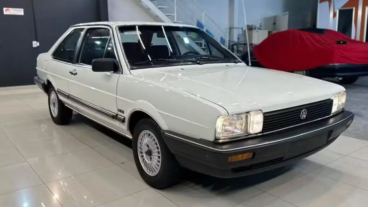 Volkswagen Santana GLS 2.0, com DNA Audi e acabamento refinado, se destacou entre os sedãs médios dos anos 1980. (Imagem: reprodução)