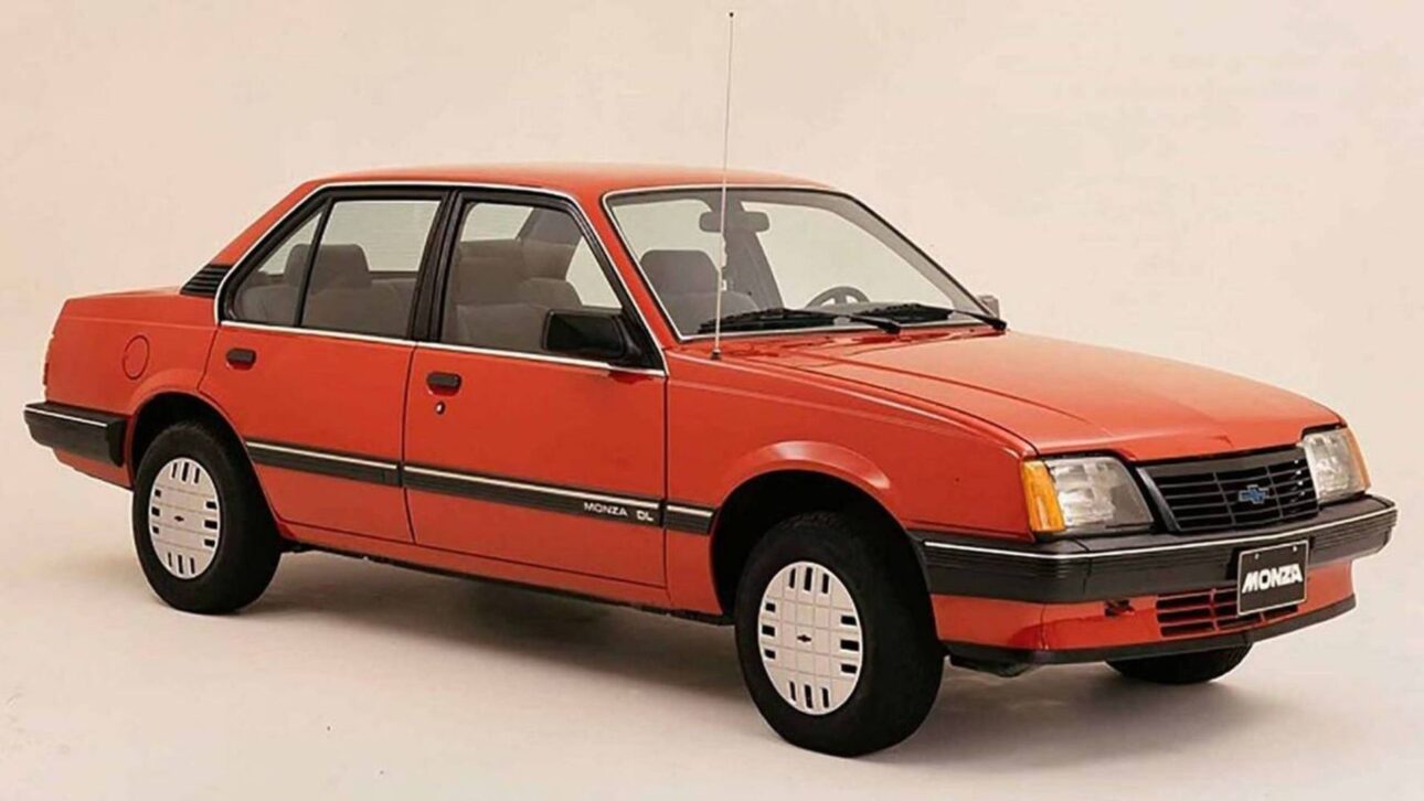 Chevrolet Monza SL/E com painel digital foi ícone de tecnologia e desempenho entre os sedãs clássicos brasileiros. (Imagem: reprodução)