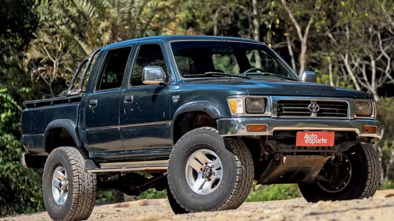Toyota Hilux 1998 roda 2,5 milhões de km no Brasil com motor original, estepe e escapamento de fábrica. Um feito raro de resistência. (Imagem: Autoesporte)