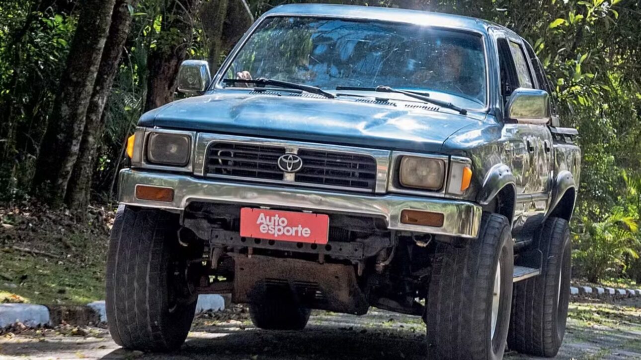 Toyota Hilux 1998 roda 2,5 milhões de km no Brasil com motor original, estepe e escapamento de fábrica. Um feito raro de resistência. (Imagem: Autoesporte)