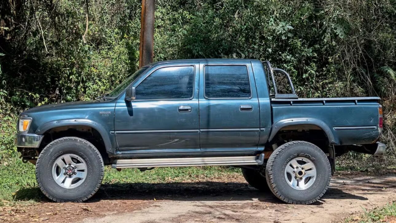 Toyota Hilux 1998 roda 2,5 milhões de km no Brasil com motor original, estepe e escapamento de fábrica. Um feito raro de resistência. (Imagem: Autoesporte)