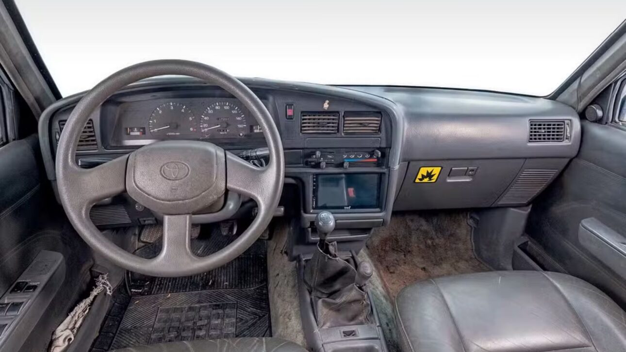 Toyota Hilux 1998 roda 2,5 milhões de km no Brasil com motor original, estepe e escapamento de fábrica. Um feito raro de resistência. (Imagem: Autoesporte)