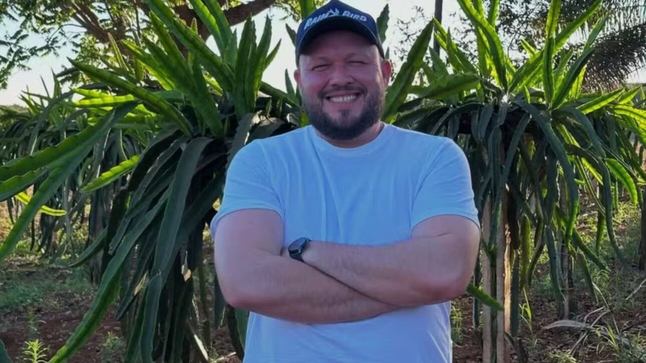 Agricultor percebe golpe no WhatsApp, engana o estelionatário, recebe R$ 50 no Pix e viraliza nas redes sociais com vídeo surpreendente.