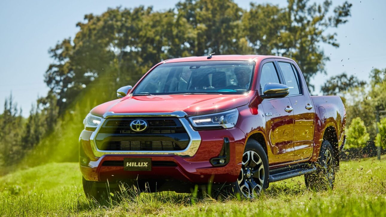 Toyota Hilux média a diesel em estrada de terra, destacando robustez e perfil off-road. (Imagem: AutoAgora)