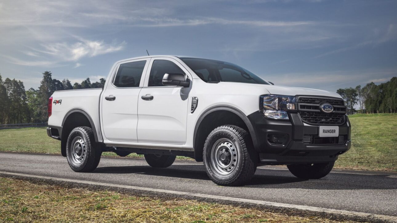 Ford Ranger média a diesel exibida em via urbana, evidenciando robustez e utilitária. (Imagem: CarroSP)