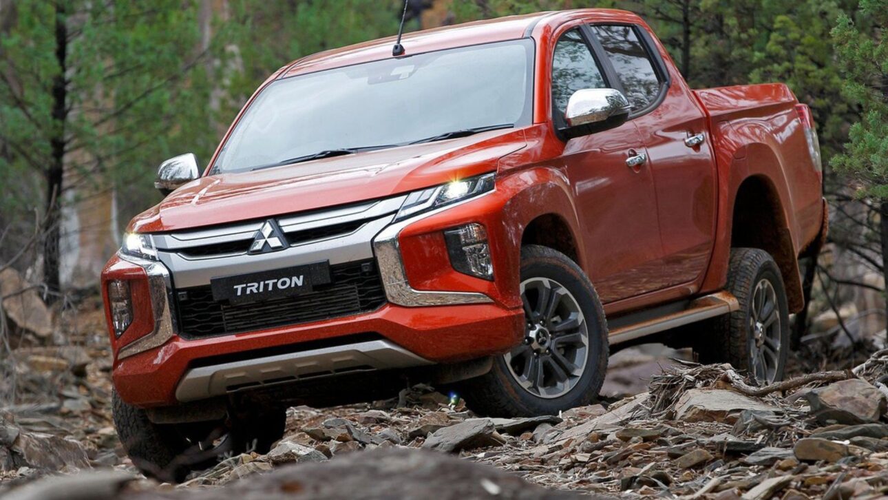 Mitsubishi L200 Triton média a diesel em terreno off-road, destacando robustez e utilitária. (Imagem: AutoPapo)