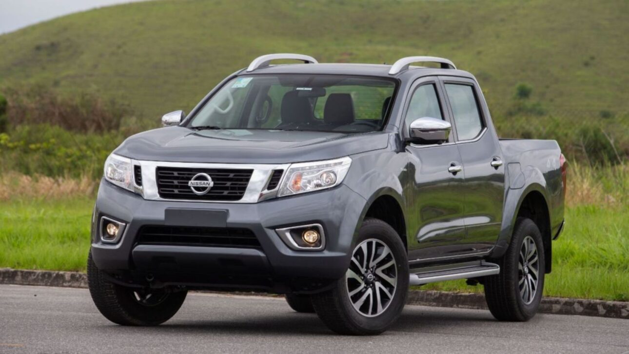 Nissan Frontier média a diesel em ambiente off-road, destacando robustez e capacidade para uso profissional. (Imagem: CarroSP)