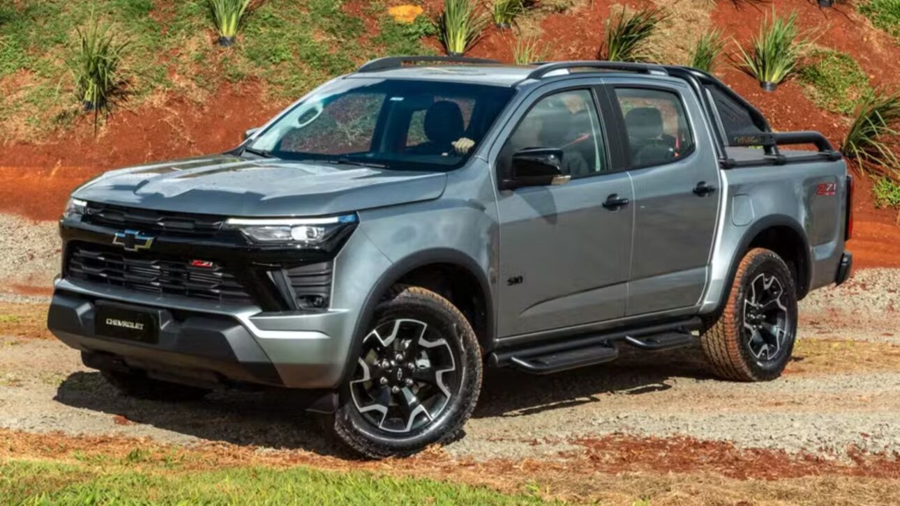 Chevrolet S10 média a diesel em estrada rural, evidenciando robustez e utilitária. (Imagem: CarroSP)