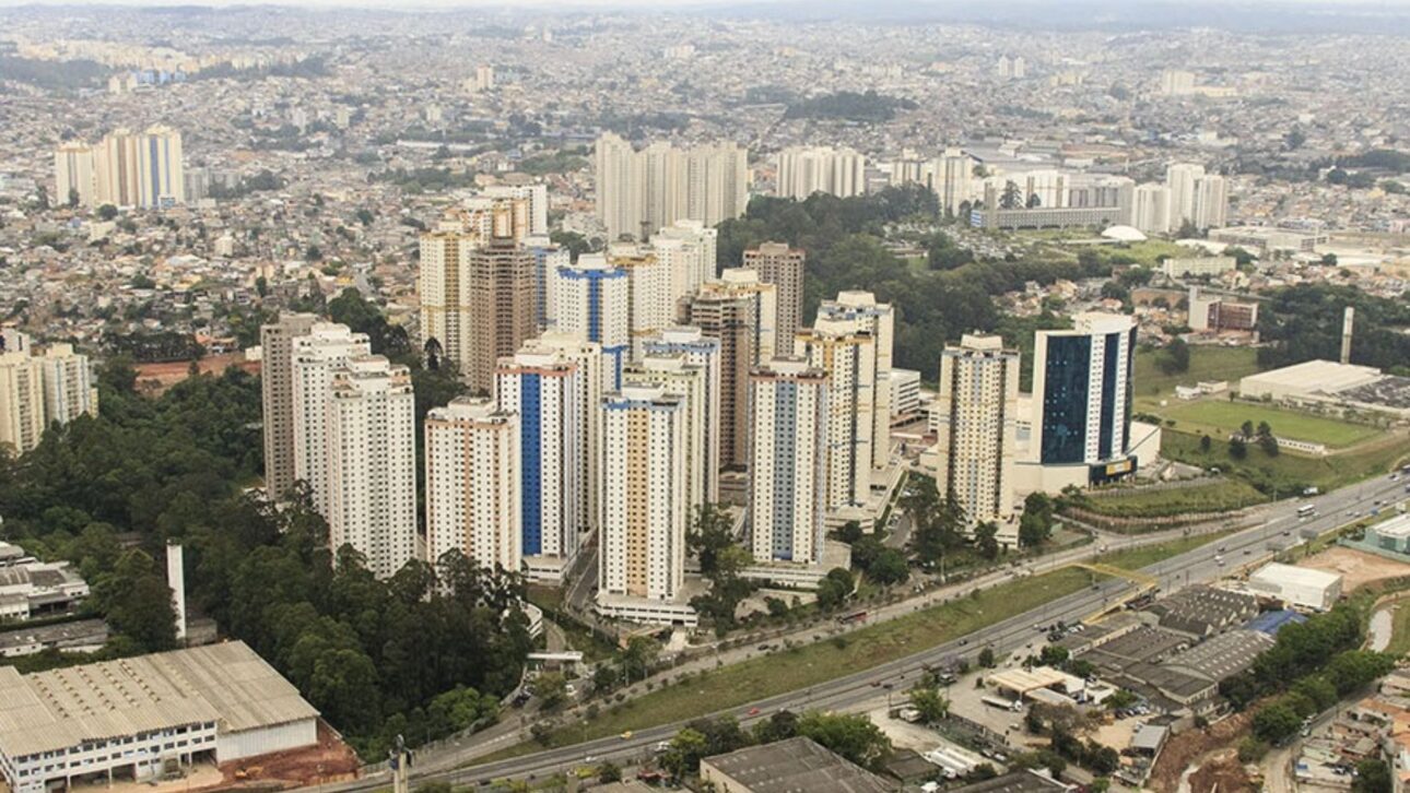 Panorama de ruas e edifícios em Taboão da Serra retrata pressão urbana e densidade populacional. (Imagem: GazetaSP)