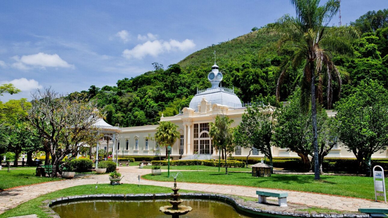Caxambu, em Minas Gerais, abriga o maior parque de águas minerais naturalmente gaseificadas do mundo e atrai turistas em busca de bem-estar.