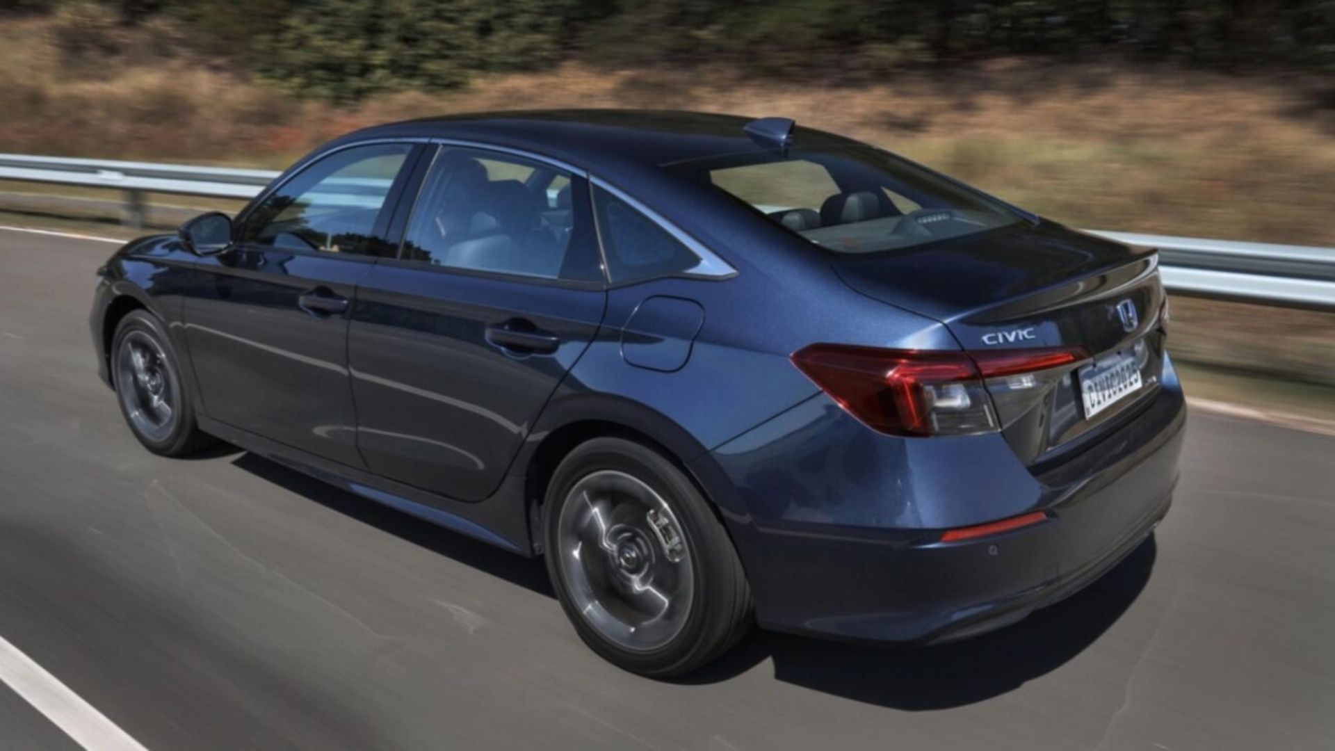 Novo Honda Civic 2026 chega ao Brasil com motor híbrido, autonomia acima de 1.000 km, Google integrado e preço mantido.