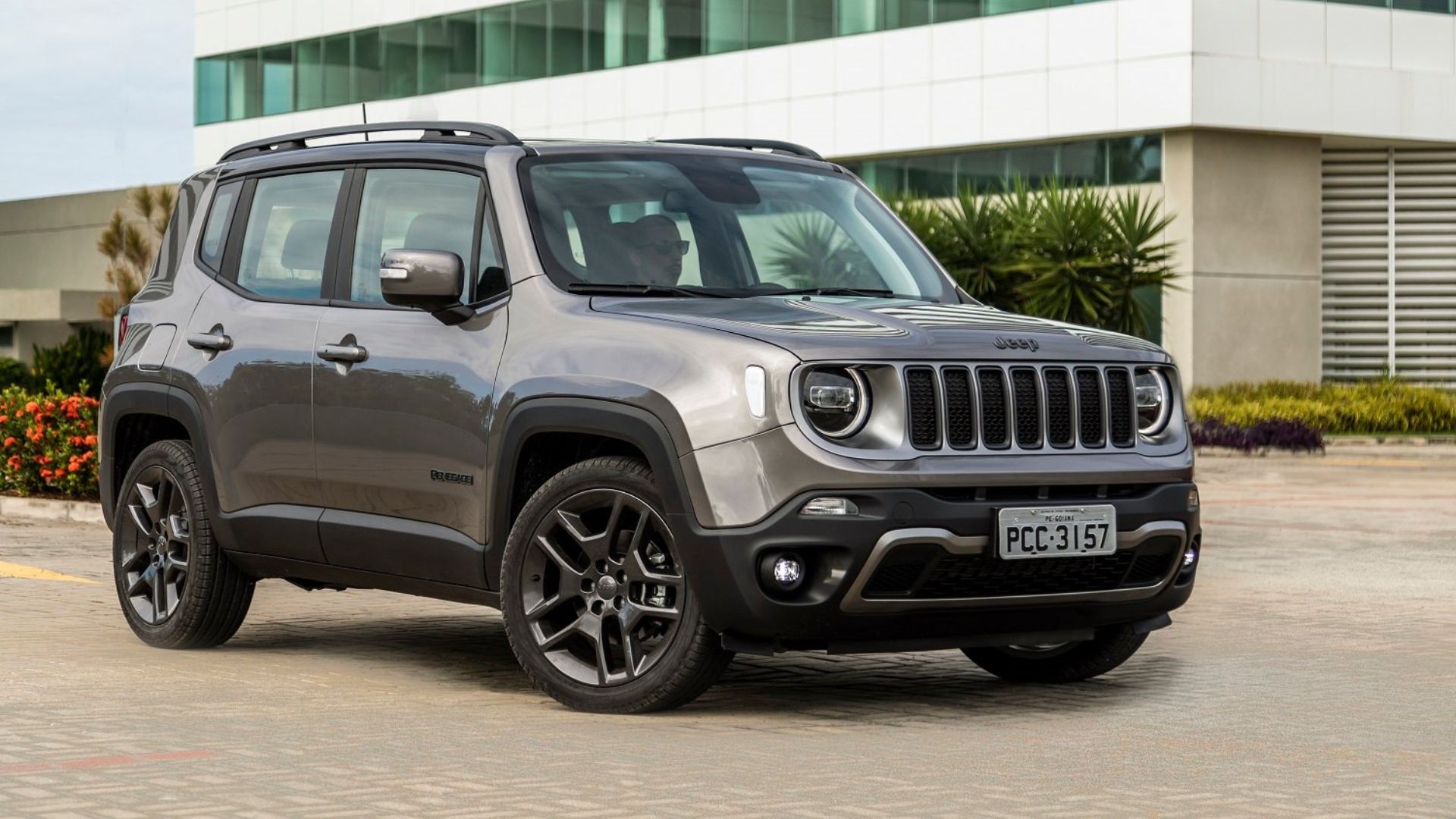 Descubra 4 carros usados que parecem bons negócios, mas escondem defeitos graves e alto custo de manutenção, segundo mecânicos.