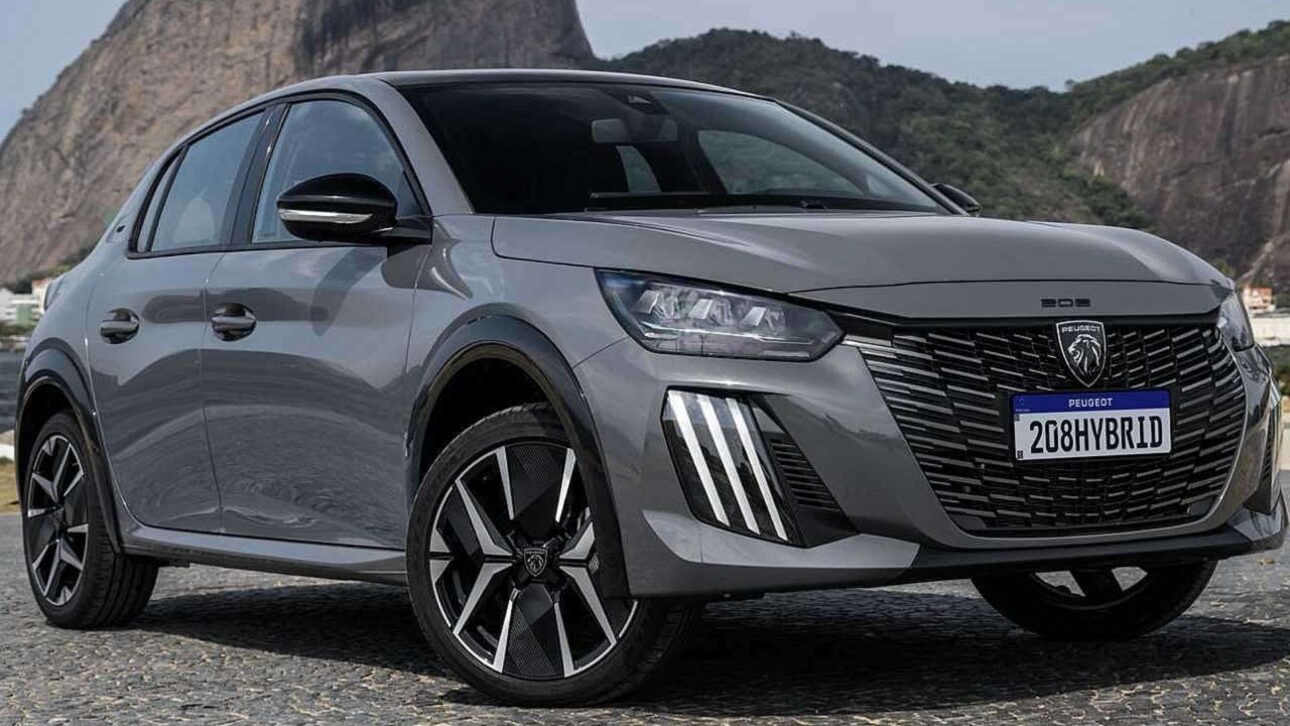 Novo Peugeot 208 2026 estreia com câmbio CVT, versão híbrida leve, motor 1.0 turbo e consumo de até 13 km/l. Confira detalhes.