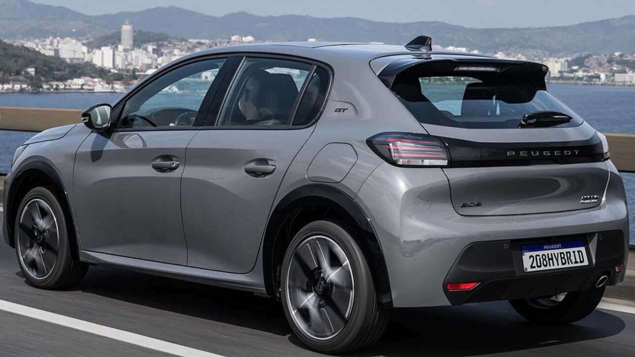 Novo Peugeot 208 2026 estreia com câmbio CVT, versão híbrida leve, motor 1.0 turbo e consumo de até 13 km/l. Confira detalhes.
