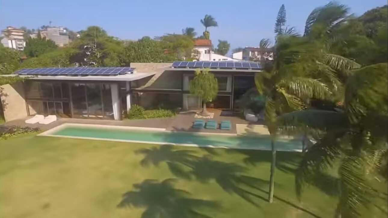 Residência de R$ 250 milhões de Márcio Garcia no Joá reúne sete suítes, 18 banheiros, piscina semiolímpica e vista para a Pedra da Gávea.