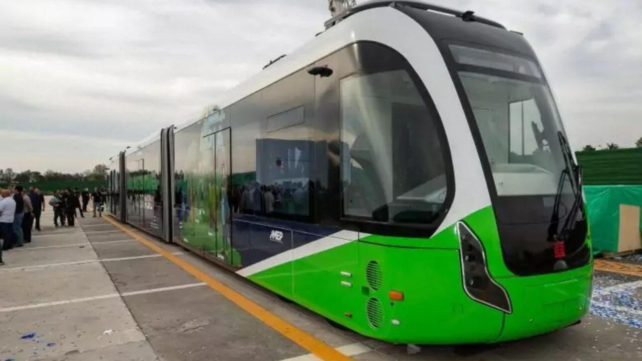 Veículo inovador com pneus e trilhos virtuais será testado no Paraná, transportando até 280 passageiros a até 70 km/h.