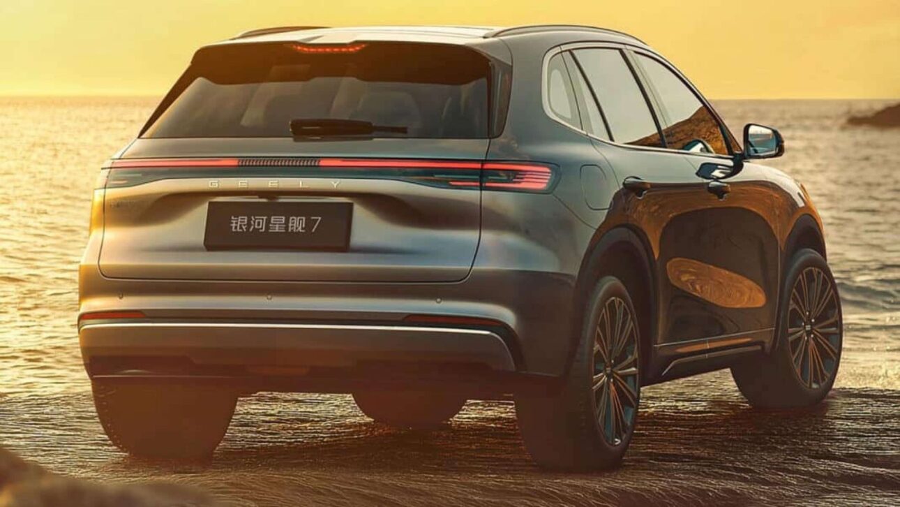 Geely lança o SUV híbrido Starship 7 no Brasil com 1.420 km de autonomia, 528 litros de porta-malas e rival direto de BYD Song Plus.