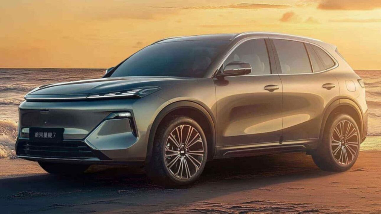 Geely lança o SUV híbrido Starship 7 no Brasil com 1.420 km de autonomia, 528 litros de porta-malas e rival direto de BYD Song Plus.