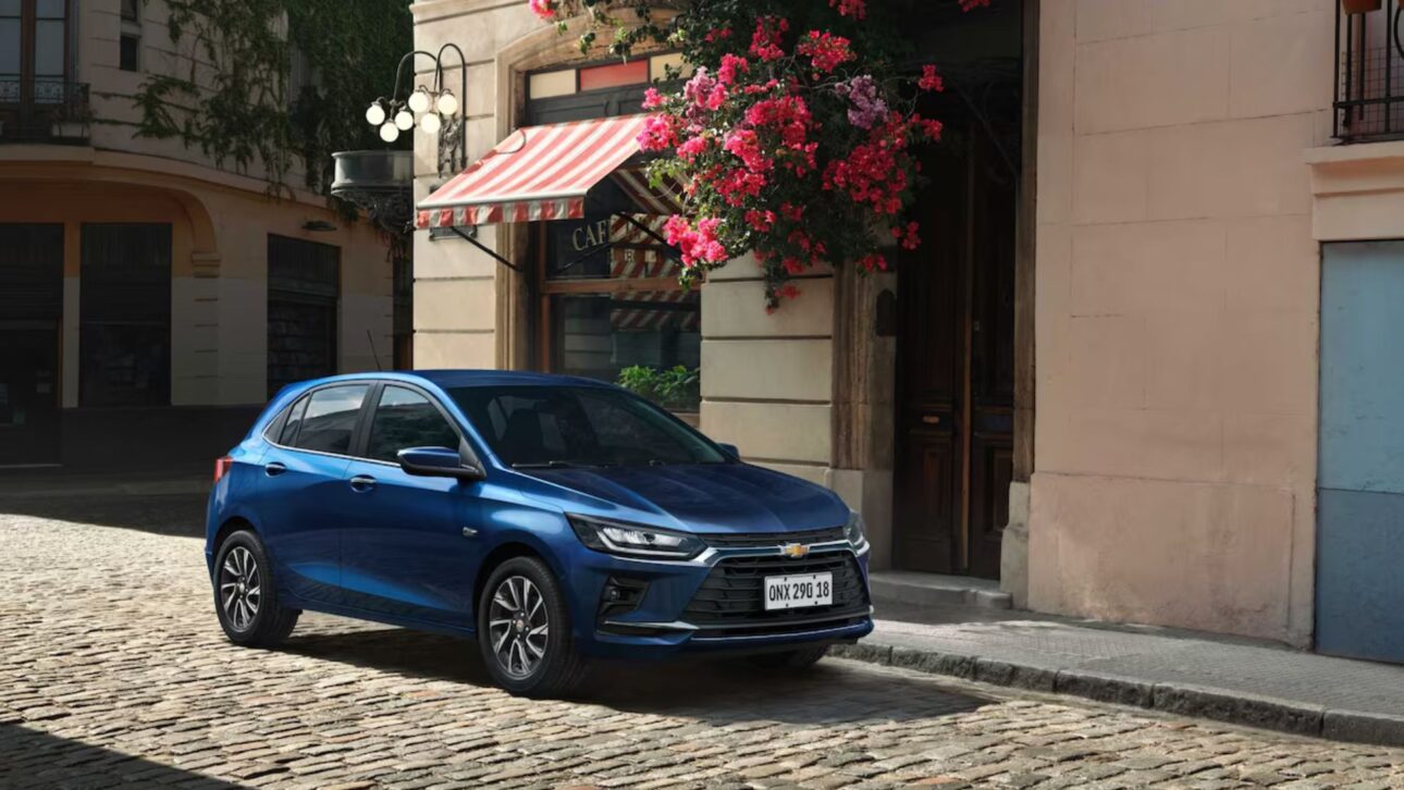 Chevrolet Onix 2026 chega com multimídia de 11″, direção aprimorada e mais tecnologia, mantendo preços competitivos e motores 1.0.