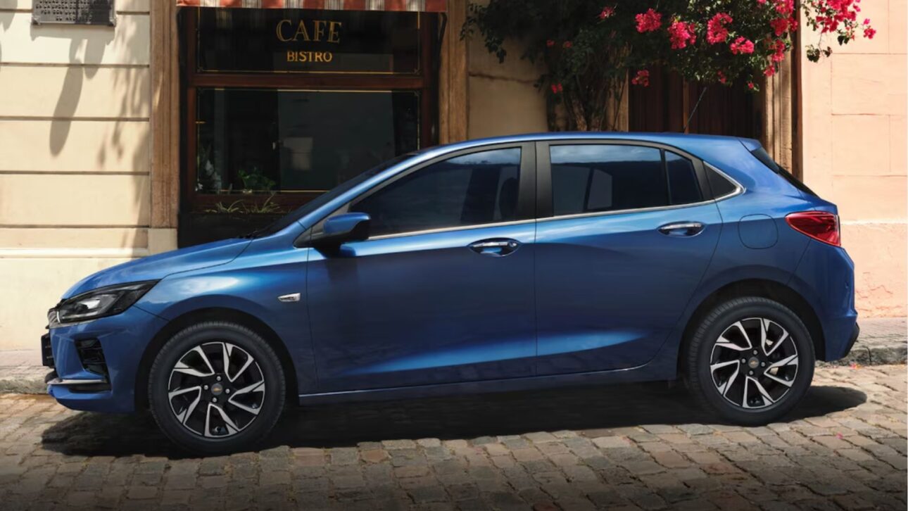 Chevrolet Onix 2026 chega com multimídia de 11″, direção aprimorada e mais tecnologia, mantendo preços competitivos e motores 1.0.