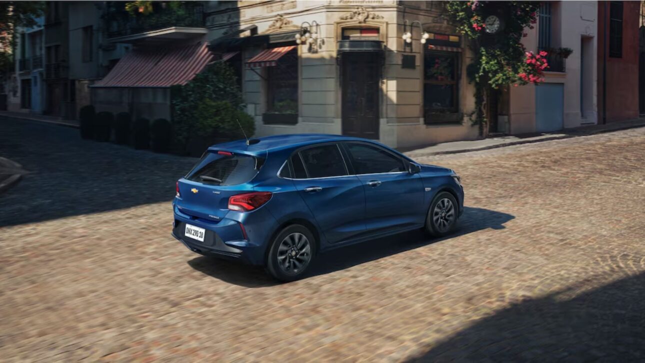 Chevrolet Onix 2026 chega com multimídia de 11″, direção aprimorada e mais tecnologia, mantendo preços competitivos e motores 1.0.