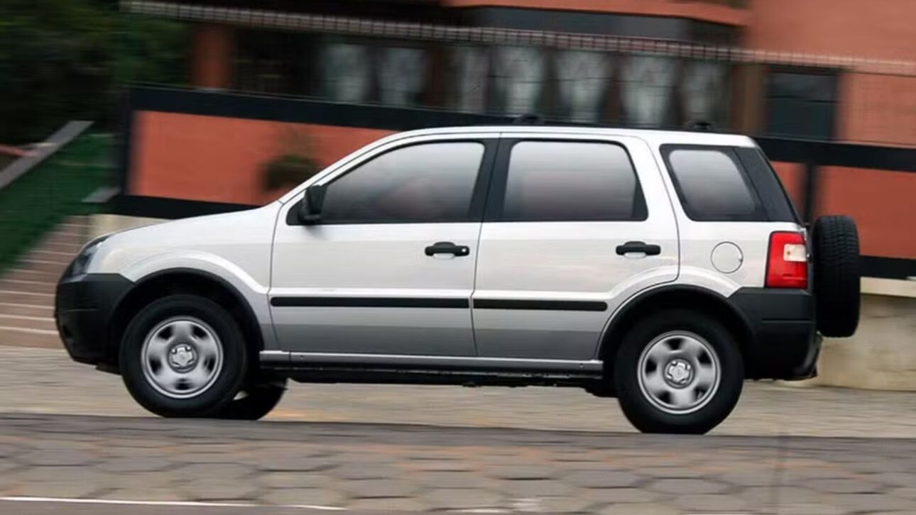 Primeiro SUV compacto desenvolvido no Brasil, o Ford EcoSport ainda é destaque entre os usados pelo preço acessível e manutenção simples. (Imagem: reprodução)