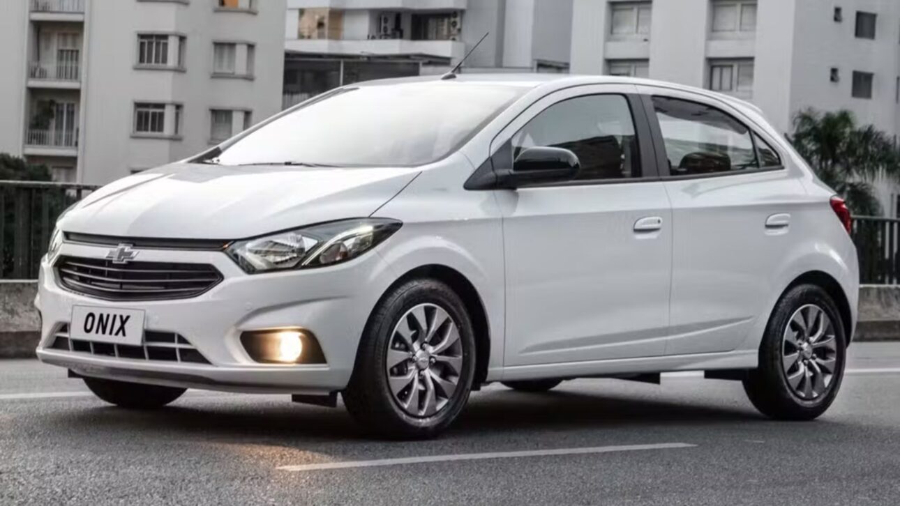 Desenvolvido no país, o Chevrolet Onix lidera entre os carros usados por oferecer economia, conforto e boa revenda. (Imagem: reprodução)