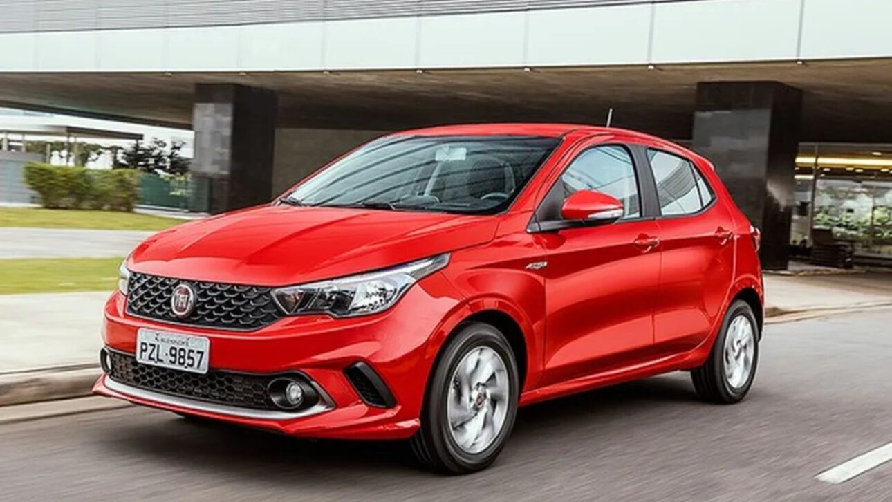 Fiat Argo, projeto brasileiro da marca, é valorizado entre os usados por sua dirigibilidade, espaço interno e tecnologia. (Imagem: reprodução)