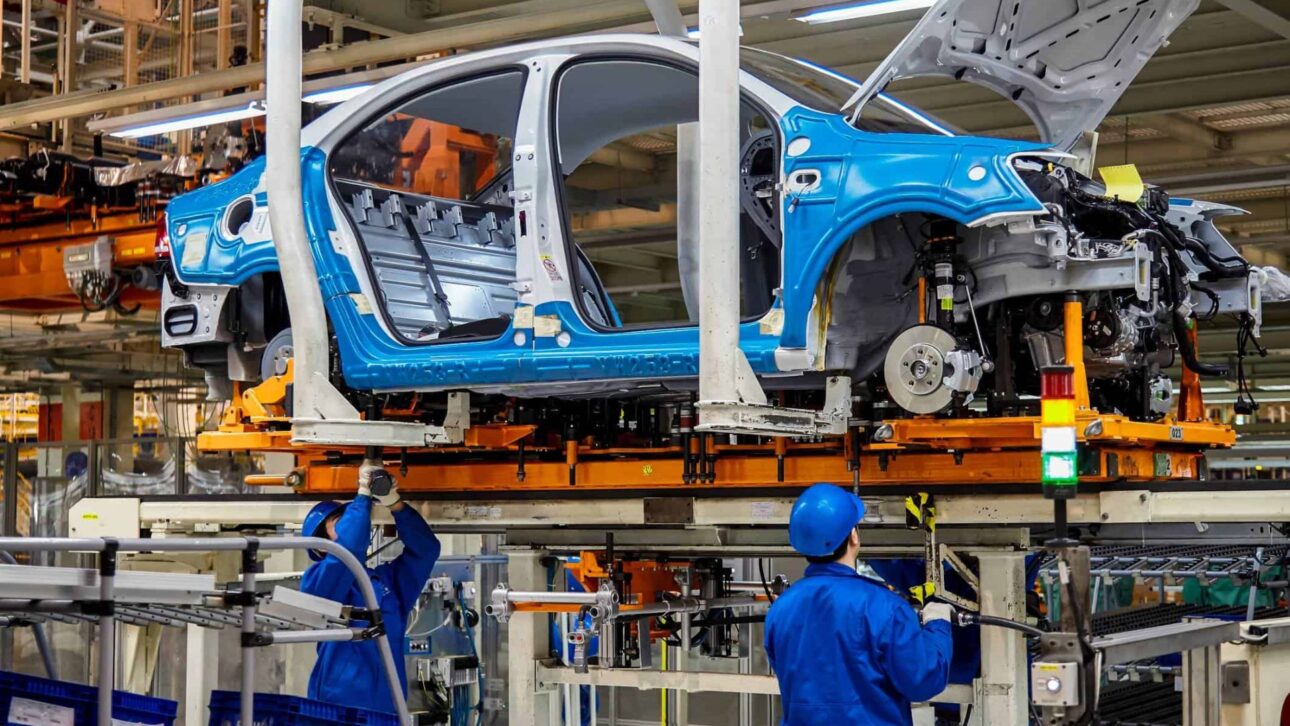 Mesmo com novas fábricas e incentivos, carros no Brasil seguem caros. Entenda os 8 fatores que mantêm os preços altos nas montadoras.