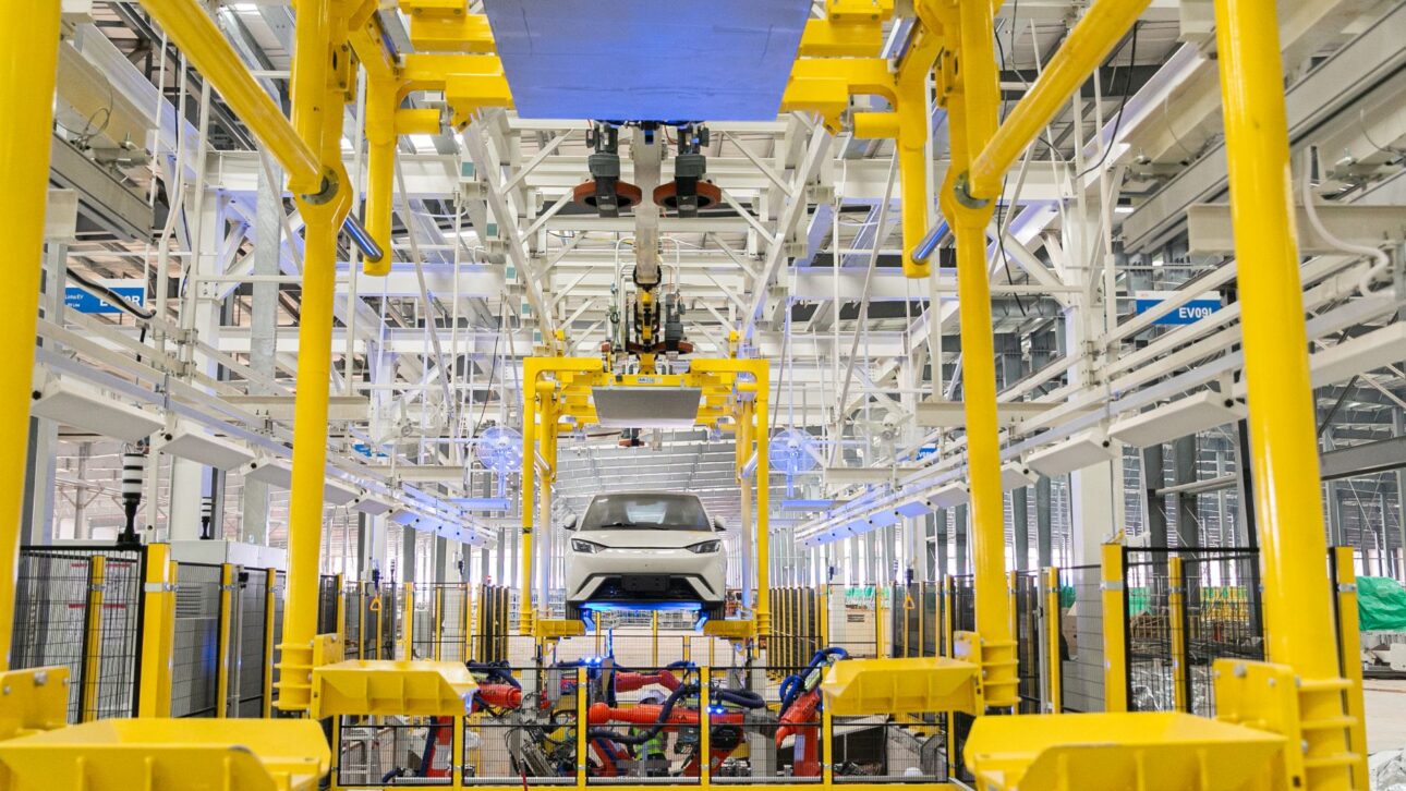 Mesmo com novas fábricas e incentivos, carros no Brasil seguem caros. Entenda os 8 fatores que mantêm os preços altos nas montadoras.
