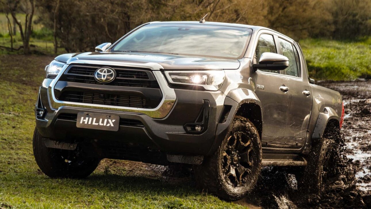 Toyota Hilux SRX 2025 cabine dupla 4×4 3.500 kg de reboque, pacote de tecnologia e segurança para trabalho e uso urbano. (Imagem: reprodução)