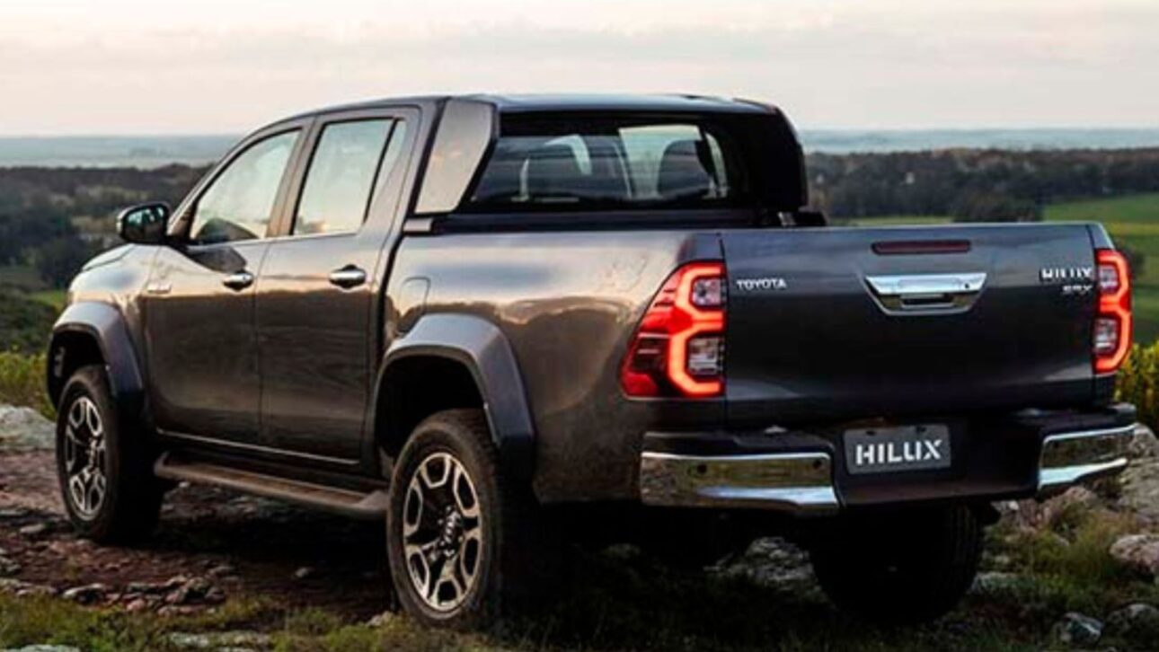 Toyota Hilux SRX 2025 cabine dupla 4×4 3.500 kg de reboque, pacote de tecnologia e segurança para trabalho e uso urbano. (Imagem: reprodução)