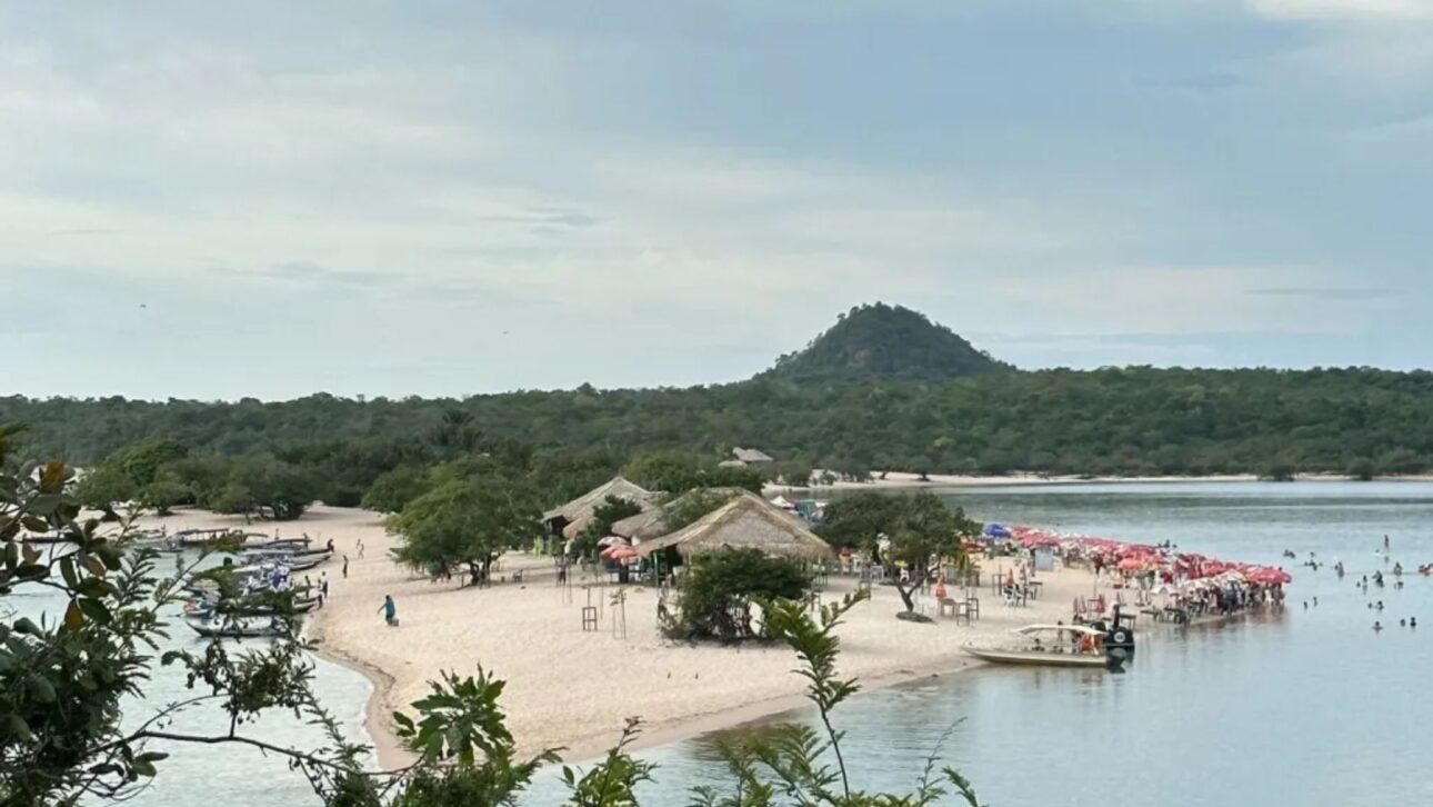Alter do Chão, o “Caribe Brasileiro”, encanta com praias de água doce, natureza preservada e cultura amazônica em meio ao Tapajós.