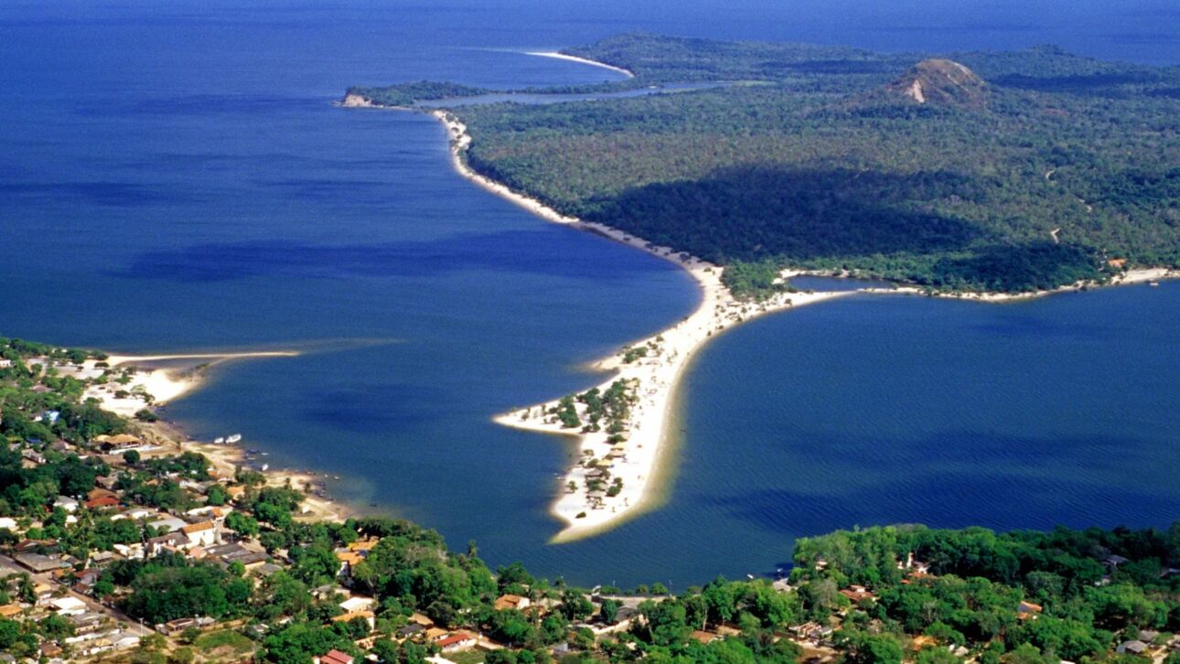 Alter do Chão, o “Caribe Brasileiro”, encanta com praias de água doce, natureza preservada e cultura amazônica em meio ao Tapajós.