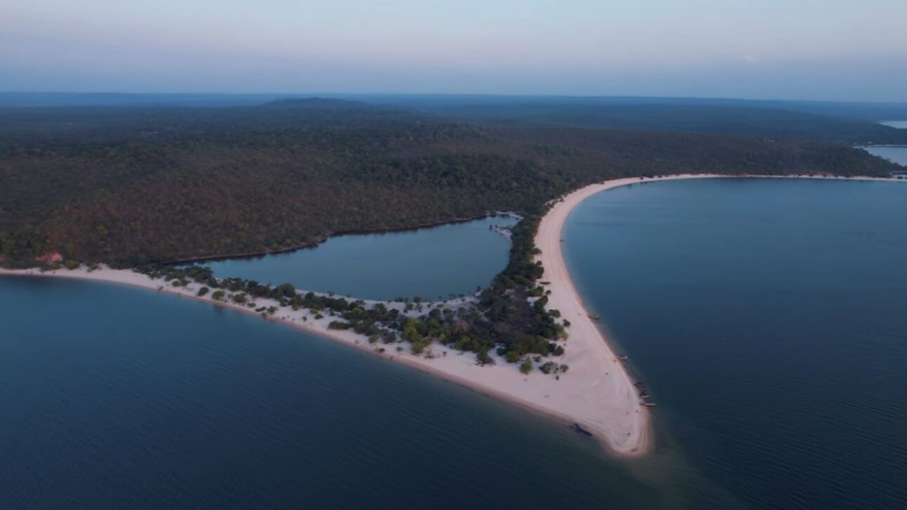 Alter do Chão, o “Caribe Brasileiro”, encanta com praias de água doce, natureza preservada e cultura amazônica em meio ao Tapajós.