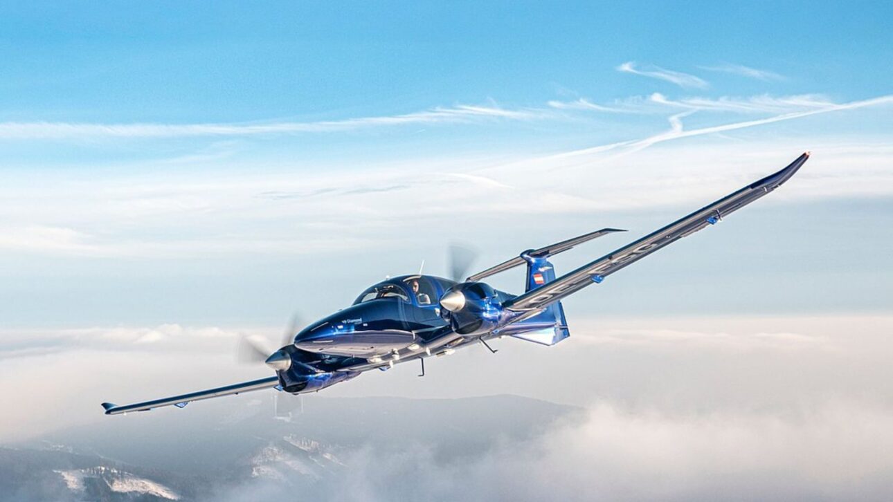 Aeronave bimotor Diamond DA62 exibida no Brasil por Aeromot, modelo de luxo de sete passageiros que será fabricado no Sul.” (Image: Diamond Aircraft)