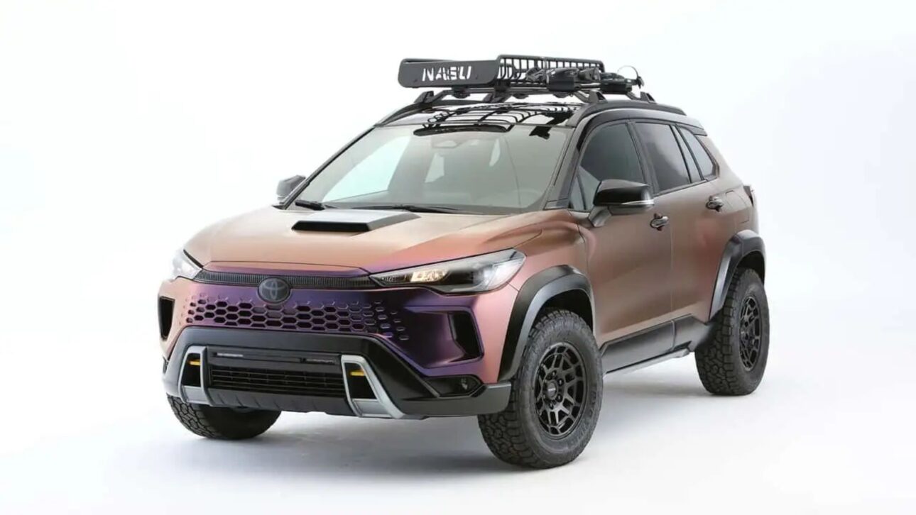 Corolla Cross Nasu Edition traz pintura camaleão roxa, tração integral e motor híbrido. Conceito da Toyota estreia no SEMA Show 2025.