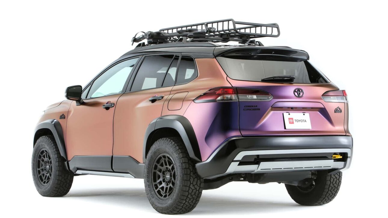 Corolla Cross Nasu Edition traz pintura camaleão roxa, tração integral e motor híbrido. Conceito da Toyota estreia no SEMA Show 2025.