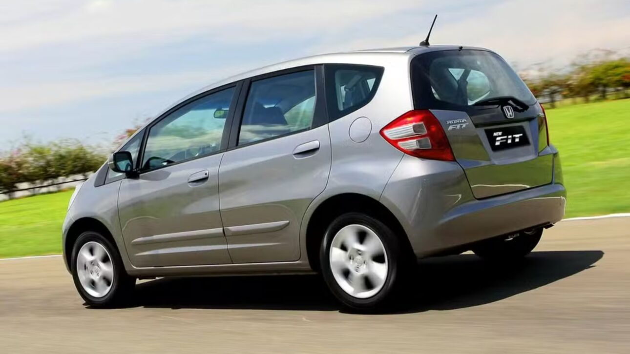 Honda Fit usado oferece 384 litros de porta-malas e bancos modulares versáteis. (Imagem: reprodução)